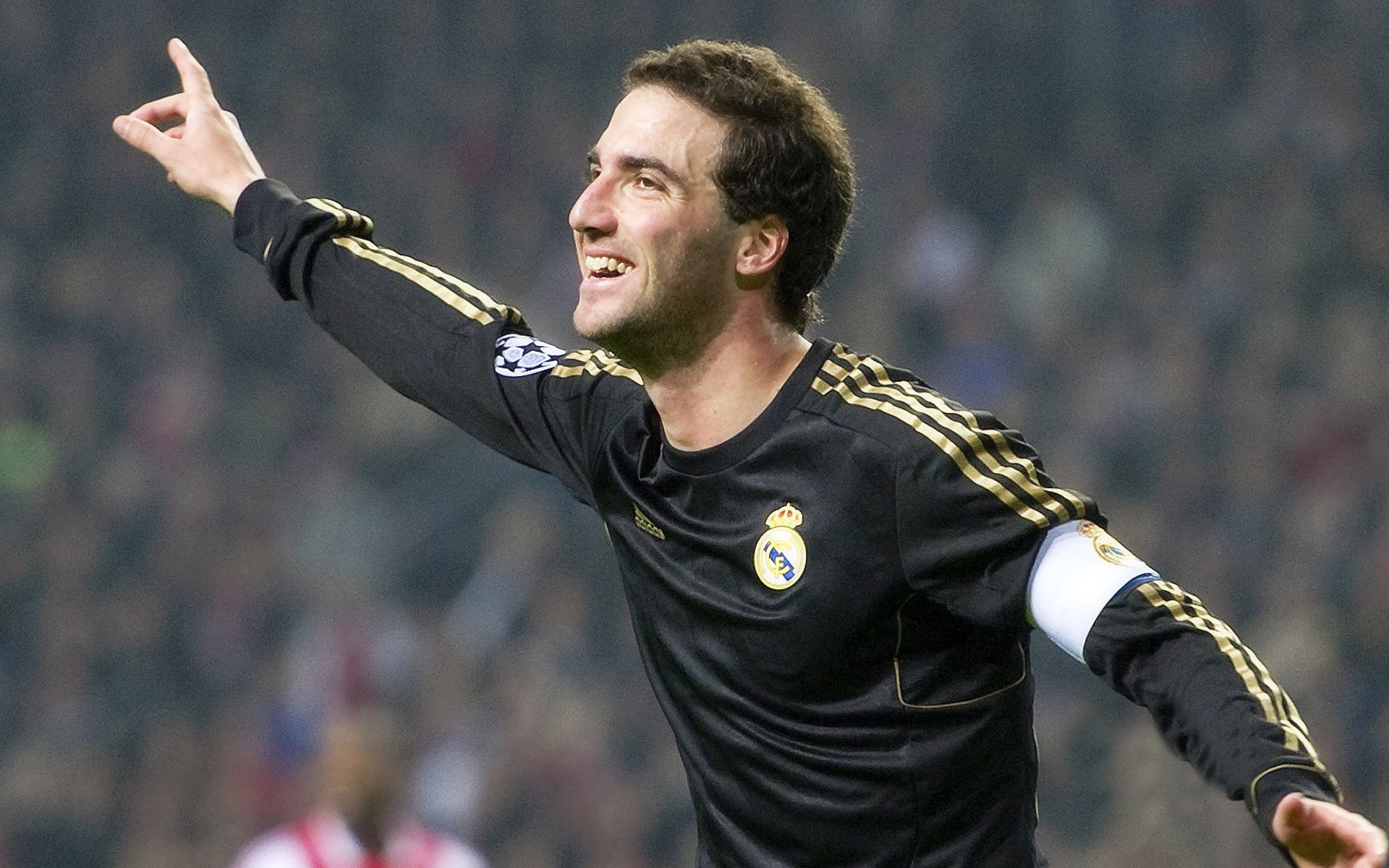 西甲转会风云：山东泰山盯上锋线强援，高芙或成交易筹码(穿越带着军舰去美洲建国)